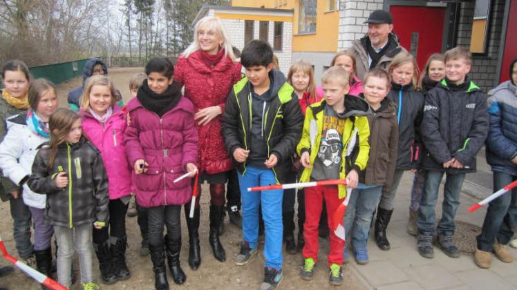 Mädchen und Jungen der Wittenburger Schule am Friedensring durften das Band zerschneiden, mit dem die Windfänge offiziell freigegeben wurden.  