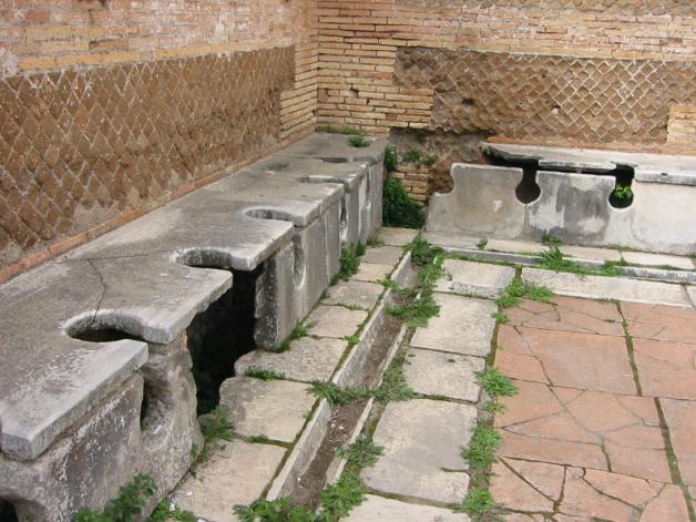 Antike öffentliche latrinae in Ostia Antica