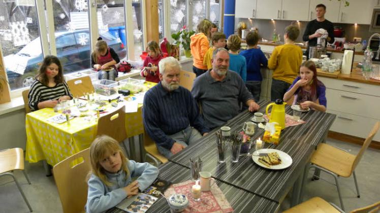 In der großen Küche fühlten sich junge und ältere Besucher beim Tag der offenen Tür gleichermaßen wohl.   Fotos: Roswitha Spöhr 