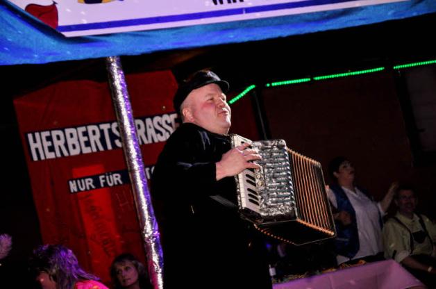 In der Herbertstraße darf natürlich Hans Albers, alias Michael Raab, nicht fehlen. Und beim Lied „Auf der Reeperbahn“ ... In der Herbertstraße darf natürlich Hans Albers, alias Michael Raab, nicht fehlen. Und beim Lied „Auf der Reeperbahn“ ...