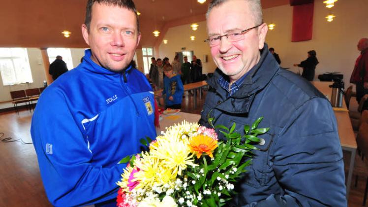 Der seit 33 Jahren als Schiedsrichterbeobachter der TSG Gadebusch fungierende Karl-Heinz Reichert (r.) gratuliert dem neuen Vorsitzenden Rolf Lemcke.   