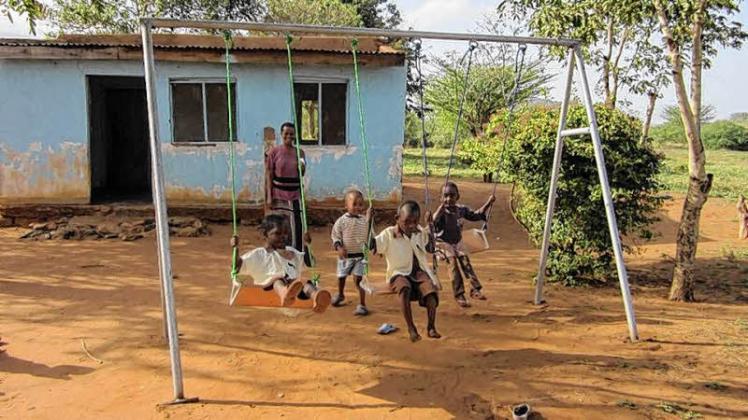 Der Kindergarten in Ishinde besteht nur aus einer Hütte. Mit Hilfe der Tansania-Initiative der Domgemeinde konnte aber bereits  eine Schaukel angeschafft werden.   