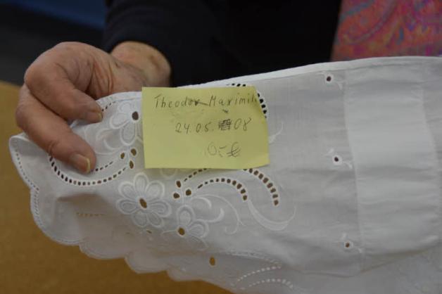 Dieser handgeschriebene Zettel klebte an dem Taufkleid. Dieser handgeschriebene Zettel klebte an dem Taufkleid.
