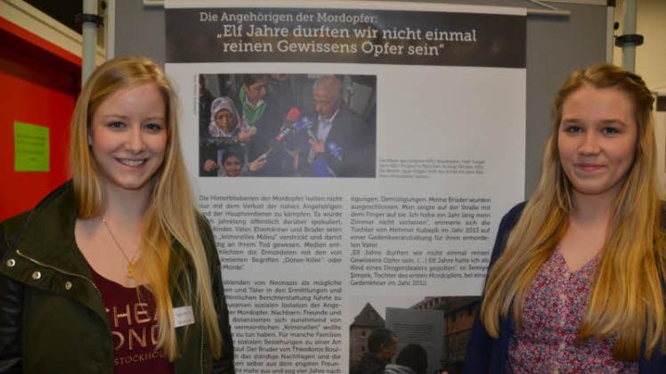 Schüler-Coaches im Einsatz: Tina Peschel (rechts) und Jule Hubert führen durch die Ausstellung an der Gemeinschaftsschule Brachenfeld.  