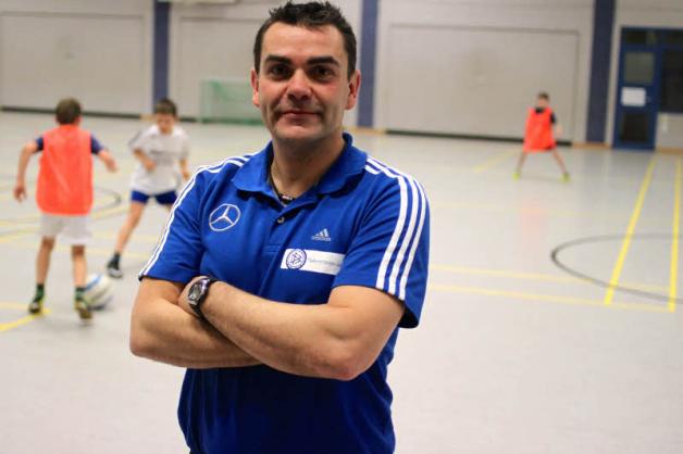 Setzt streng auf Leistung: Michael Pohl, früher Viertligakicker und heute Polizist, arbeitet nebenberuflich als DFB-Stützpunktrainer. Die E-Junioren von Blau-Weiß Briesen führt er derzeit von Erfolg zu Erfolg. Setzt streng auf Leistung: Michael Pohl, früher Viertligakicker und heute Polizist, arbeitet nebenberuflich als DFB-Stützpunktrainer. Die E-Junioren von Blau-Weiß Briesen führt er derzeit von Erfolg zu Erfolg.