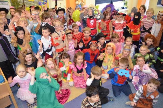 Die Kinder der Kita Rehna feierten gestern ihren Karneval. Fotos: Katharina Roese (3) Die Kinder der Kita Rehna feierten gestern ihren Karneval. Fotos: Katharina Roese (3)