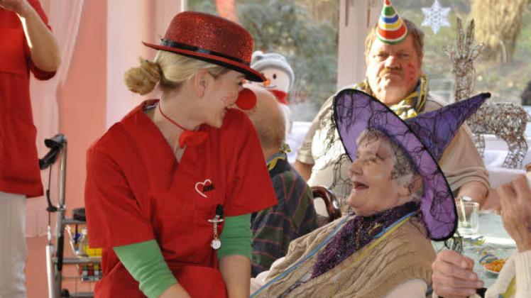 Nancy Wienberg und Lydia Wendland (v.l.) freuen sich über einen gelungenen Senioren-Fasching Fotos: Christian Hehemann (3) 