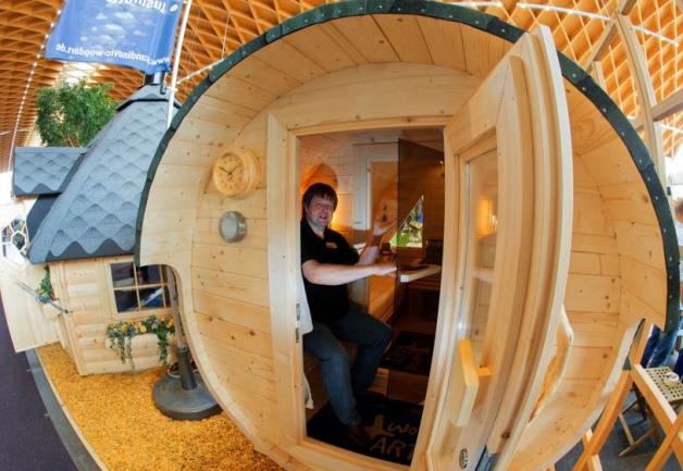 Eine Sauna im Holzfass: Claus Krolikowski von der Firma Scandinavic Wood Art stellt die Neuheit vor. Die Veranstalter der Ostseemesse rechnen nach einem deutlichen Besucherplus vergangenes Jahr dieses Mal mit mindestens 37 000 Gästen.  Fotos: dpa 