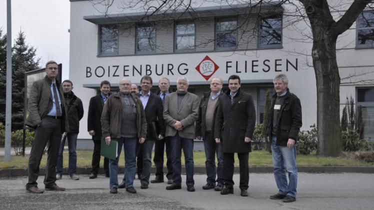 Karl-Heinz Kruse holte seine Ausschusskollegen zur Boizenburger Fliese, wo ihnen Geschäftsführer Ingo Pürschel (2.v.r.) alles zeigte.