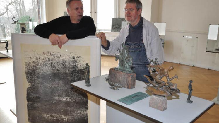 Freuen sich auf die gemeinsame Ausstellung in Wiligrad: Grafiker  Falko Behrendt und Bildhauer Wolfgang Friedrich (r.).  