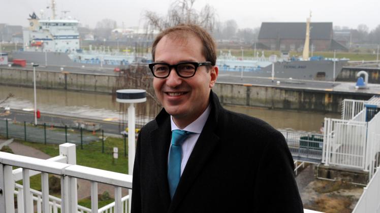 An einer der Schleusen: Bundesverkehrsminister Alexander Dobrindt besuchte den Nord-Ostsee-Kanal in Brunsbüttel.