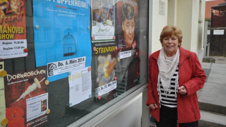 Hildegard Steinecke vor den Theaterplakaten – Kultur ist ein wichtiger Teil ihres Lebens. 