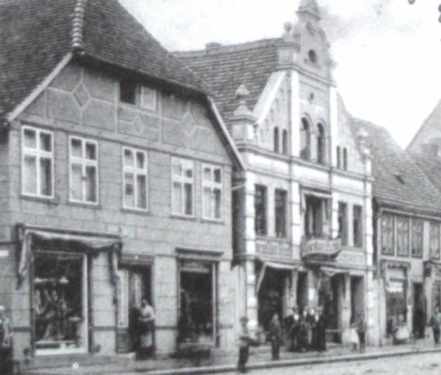 Wohn- undGeschäftshaus von Kaufmann Gustav Harm in der Langen Straße links neben Buchbinder Koch. Hier wuchs Luise Harm auf.  