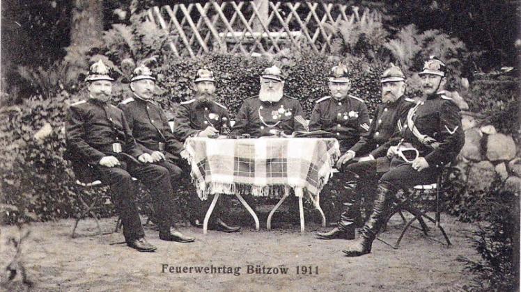 Der Vorstand der Bützower Freiwilligen Feuerwahr im Jahre 1911. In der Mitte mit weißlockigem Bart Feuerwehrhauptmann Christoph Herbst.  Repro: Fritz Hoßmann (3)  
