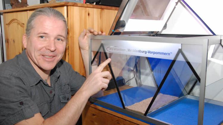 Stolz auf seine Entwicklung: der Güstrower Aquarien-Designer Erik Maik Arnold zeigt sein MV-Aquarium 
