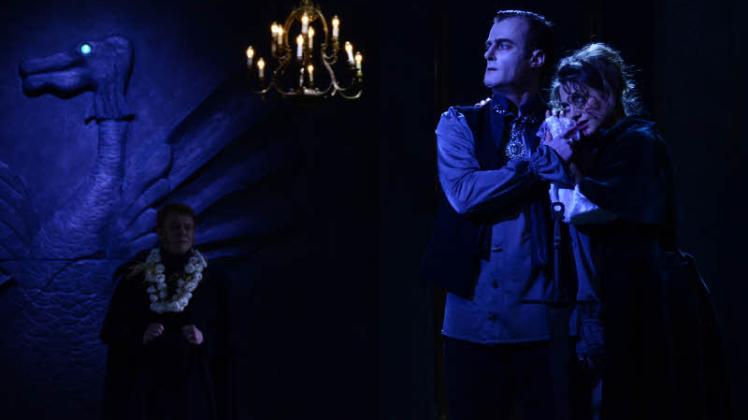 In „Dracula“ spielen Andreas Schulz als Jonathan Harker, Andreas Petri als dunkler Graf und Bettina Burchard als Mina. 