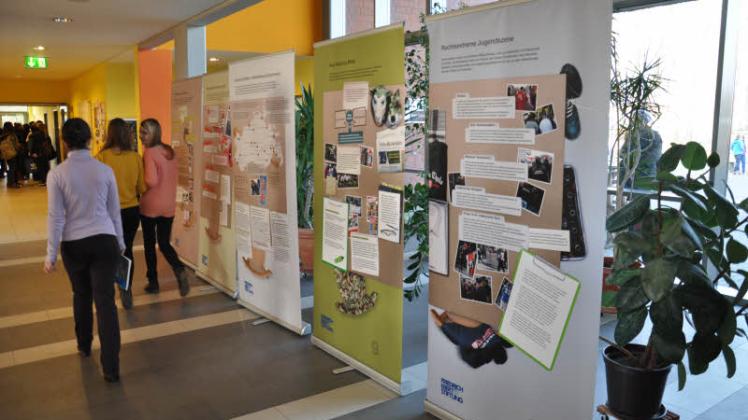Auf 14 Tafeln wirbt die Ausstellung für mehr Demokratie und Toleranz. Auf 14 Tafeln wirbt die Ausstellung für mehr Demokratie und Toleranz.