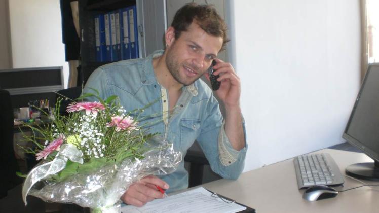 Jens Dethloff hat gestern seinen Dienst als Sportlicher Leiter des HC Empor angetreten. Seine Kollegen in der Geschäftsstelle begrüßten ihn mit einem Blumenstrauß.   