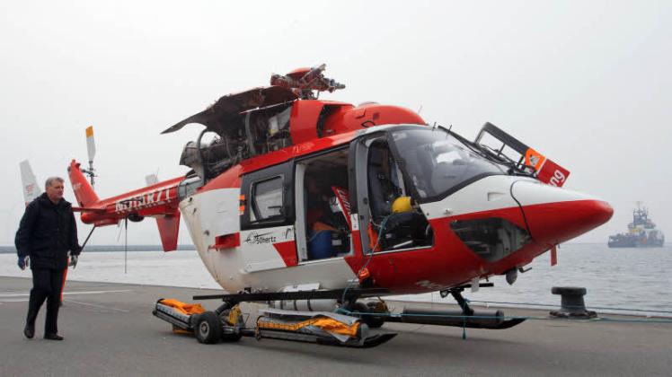 Der abgestürzte Rettungshubschrauber wird im Marinestützpunkt Hohe Düne in Rostock-Warnemünde von Experten untersucht. Der abgestürzte Rettungshubschrauber wird im Marinestützpunkt Hohe Düne in Rostock-Warnemünde von Experten untersucht.