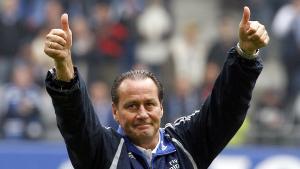 Im Februar 2007 übernahm Huub Stevens das Traineramt beim Hamburger SV, den er innerhalb von 15 Spielen vom letzten Platz über den UI-Cup in den UEFA-Pokal führte. Nach 1,5 Jahren verließ der erfolgreiche Coach den Club wegen der Erkrankung seiner Frau. Zum Abschied gab es ein 7:0 gegen den Karlsruher SC. Heute ist der Trainer-Oldie der Coach des abstiegsbedrohten VfB Stuttgart.