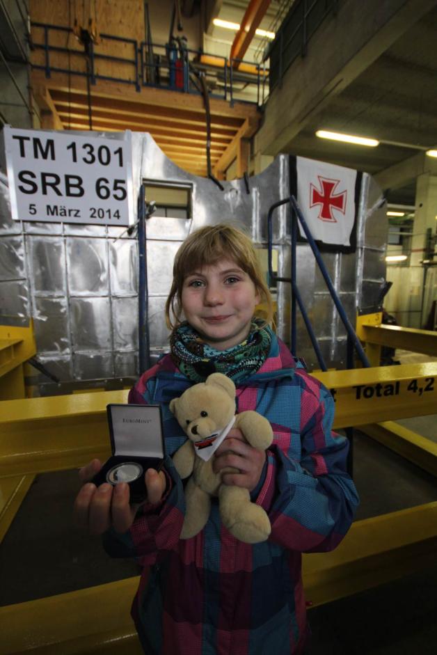 Hanna Weißrodt legt die Jubiläumsmedaille der DGzRS in die Kieltasche. Hanna Weißrodt legt die Jubiläumsmedaille der DGzRS in die Kieltasche.