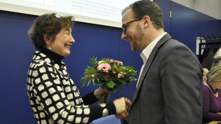 Blumen für den neuen Senator: Steffen Bockhahn (Linke), Bürgerschaftspräsidentin Karina Jens (CDU).  