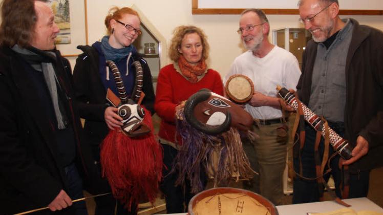 Gemeinsame 20-Jahr-Feier geplant: Tanja Carstens und Katharina Desch vom „Bündnis Eine Welt“ mit „Aukrug-Sien“-Chef Reimer Reimes und Stellvertreter Branko Irek (v.l.). 