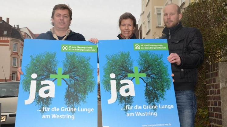 „Ja für die Grüne Lunge am Westring“: Björn Sander (v.l.), Ulrike Hunold und Jan Barg zeigen ihre Kampagnen-Plakate.  