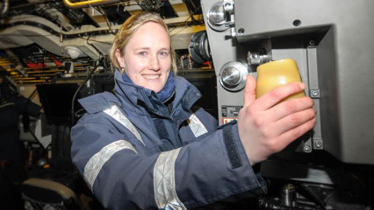 Das Sehrohr als Arbeitsplatz – Oberleutnant zur See Janine Asseln auf der Brücke von U31. 