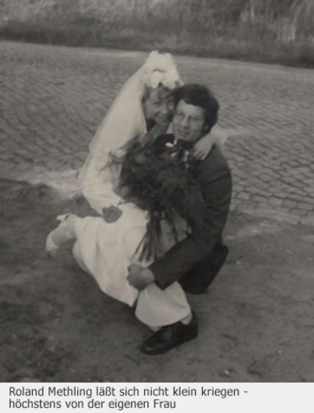 Das Hochzeitsfoto von 1977: Er trägt seine Annegret auf Händen.