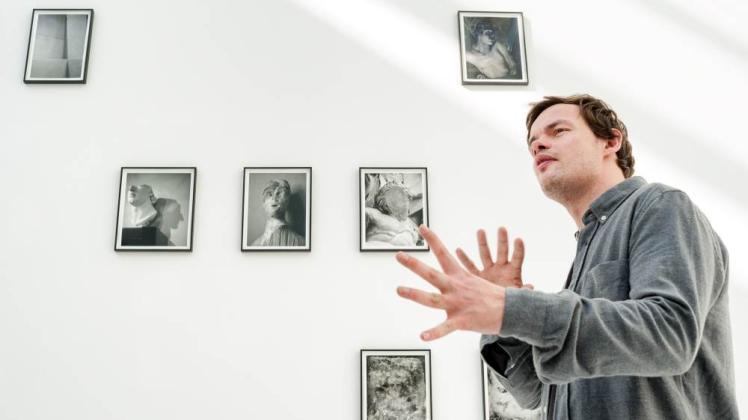 Mit Formen der musealen Präsentation und in der Natur setzt sich Ingo Mittelstaedt in seiner Foto-Serie „Oxxx...“ auseinander, die im White Cube der Kunsthalle zu sehen ist. 