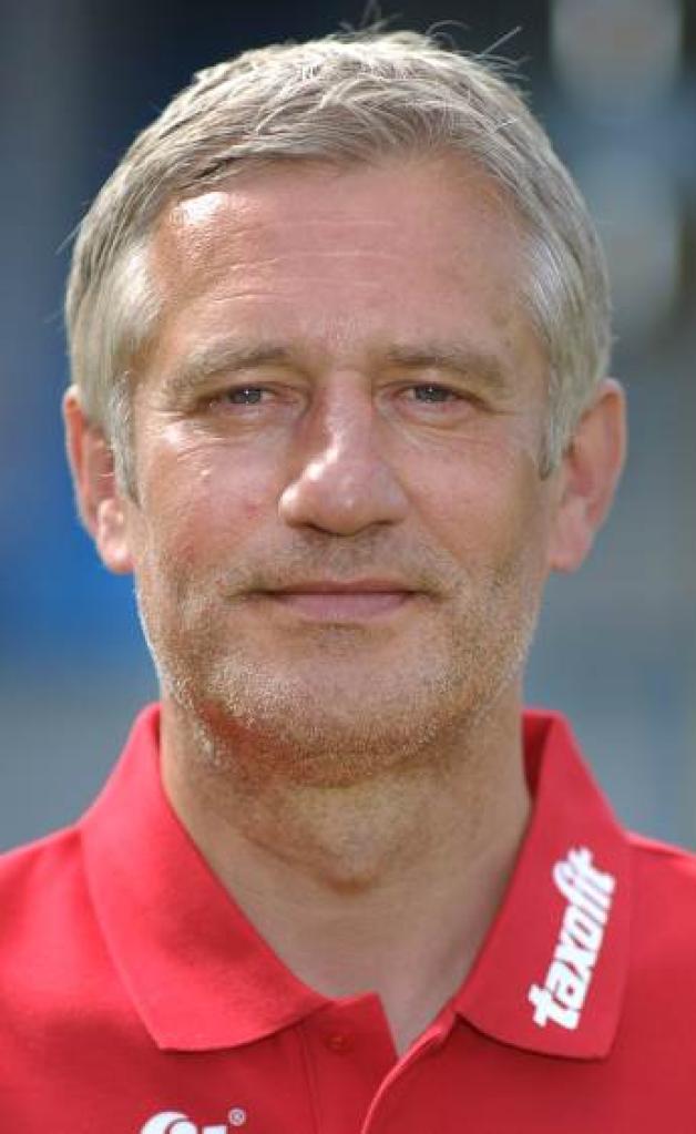 Andreas Bergmann (Rostock): Fußballerisch zu glänzen, war auf diesem Platz, bei diesen Bodenverhältnissen nicht möglich. Wichtig ist, dass man dann als Mannschaft das umsetzt, was die Bedingungen hergeben, das haben wir ordentlich gemacht. Wir waren in den ersten Aktionen zu unruhig, konnten uns dann aber etwas befreien. Uns unterliefen kaum individuelle Fehler, durch die wir hier etwas hätten herschenken können. Jetzt freuen wir uns auf Samstag, schließlich haben wir gegen Darmstadt vom 0:6 im Hinspiel noch was gutzumachen. Andreas Bergmann (Rostock): Fußballerisch zu glänzen, war auf diesem Platz, bei diesen Bodenverhältnissen nicht möglich. Wichtig ist, dass man dann als Mannschaft das umsetzt, was die Bedingungen hergeben, das haben wir ordentlich gemacht. Wir waren in den ersten Aktionen zu unruhig, konnten uns dann aber etwas befreien. Uns unterliefen kaum individuelle Fehler, durch die wir hier etwas hätten herschenken können. Jetzt freuen wir uns auf Samstag, schließlich haben wir gegen Darmstadt vom 0:6 im Hinspiel noch was gutzumachen.