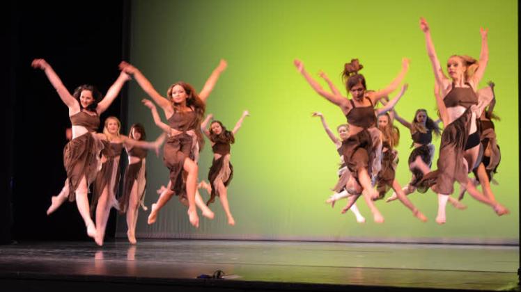 Beeindruckend: Mit der Tanz-Etüde der Klassen 7 bis 17 präsentieren die Schülerinnen  ihr Können. Fotos:  Julia Ulbrich 