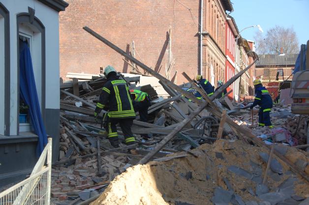 Suche nach Menschen in den Trümmern: In der Itzehoer Schützenstraße ist ein Haus nach einer Explosion eingestürzt.