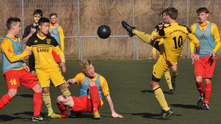 Bentwischs Tim Krüger klärt resolut den Ball. Der FSV bezwang den FC Mecklenburg Schwerin mit 2:1 und schob sich auf Rang zwei der A-Jugend-Verbandsliga vor. 