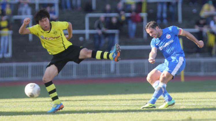Nicht so viel quatschen, sondern machen: Sebastian Pelzer (r.) gegen den Dortmunder  Maruoka   