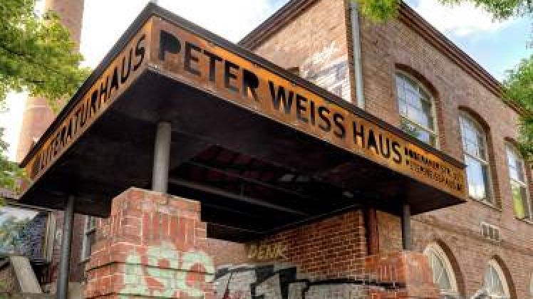 Im Peter-Weiss-Haus in der Doberaner Straße wirken zehn verschiedene Gruppen. Durch den öffentlichen Umgang mit dem Vorfall auf einer Party wurde das Ansehen des Hauses beschädigt. 