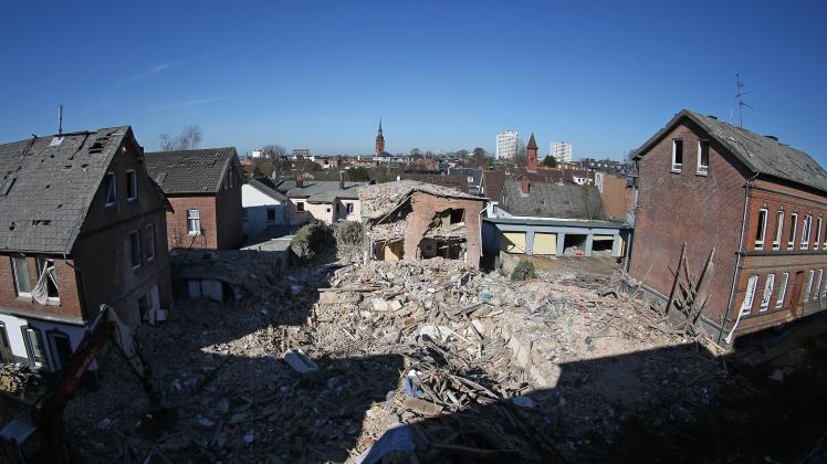 Das Grundstück Schützenstraße 3 in Itzehoe ist ein Trümmerfeld. Das Haus ist Montagmorgen explodiert.