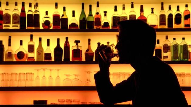 Die Gefahr ist groß, dass man bei langfristigem, starkem Alkoholkonsum in eine Sucht abrutscht. 