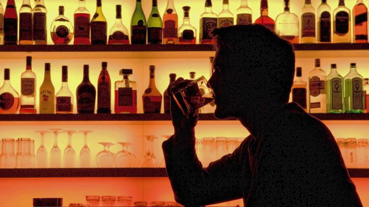 Die Gefahr ist groß, dass man bei langfristigem, starkem Alkoholkonsum in eine Sucht abrutscht.