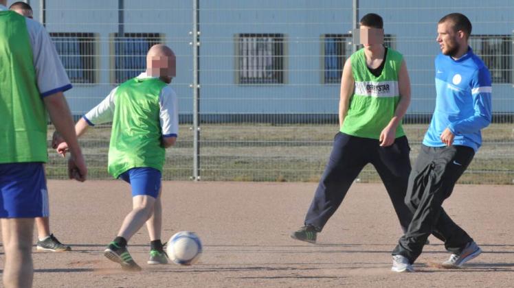 Gegen Hansa-Profi Manfred Starke (rechts) konnten die Kicker vom FC Neustrelitz 07 ihr Talent beweisen.   Fotos: Oliver Kramer 