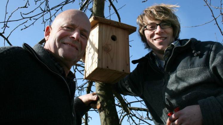 Ludwig Richter (r.) und Hans-Joachim Kahl montieren einen Nistkasten. Ludwig Richter (r.) und Hans-Joachim Kahl montieren einen Nistkasten.