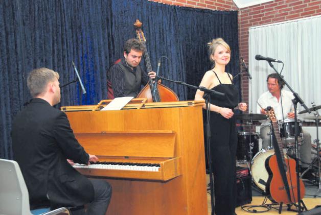 Mette Juul und ihre famose Band: Heine Hansen (Klavier), Thomas Fonnesbech (Bass ) und Janus Tempelton (Schlagzeug).