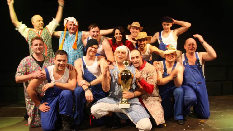 Voller Stolz und mit Freudentränen nahm das Männerballett des SCC den Pokal entgegen. Voller Stolz und mit Freudentränen nahm das Männerballett des SCC den Pokal entgegen.