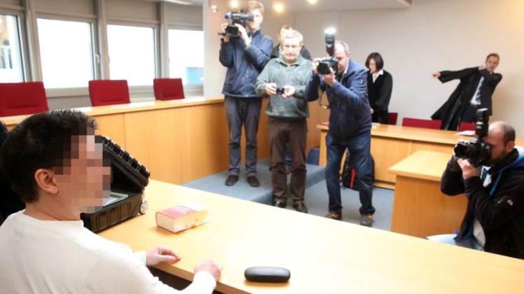 Der Angeklagte im Prozess um Ticket-Betrug bei Hansa Rostock wartet   im Amtsgericht Rostock  auf den Prozessbeginn.  