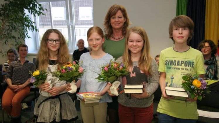 Spannend vorgelesen: Alle Teilnehmer – Beke Neumann (von links), Hannah Repenthin, Larissa Koop und Jonas Mohr – bekamen von Jugendbücherei-Leiterin Angelika Rust Blumen und Bücher.