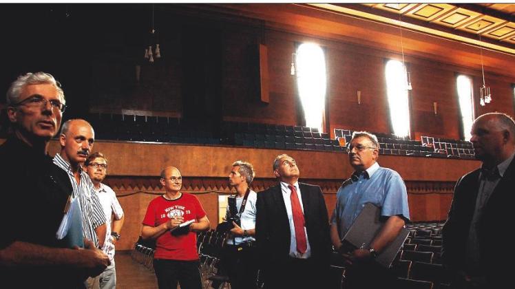 Düsterer Charme: Der Große Saal wird einem Facelifting unterzogen. Dr. Peter Schroeders (links) erläutert die vorgesehenen Maßnahmen. Foto: Dommasch