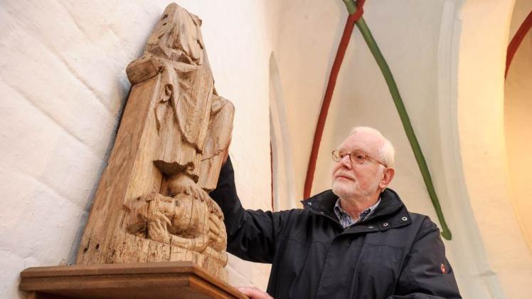 Für Wolfgang Schultz vom Förderverein der Lichtenhäger Dorfkirche  ist nicht nur die Rückkehr der Figur des Heiligen Olaf in das Gotteshaus eine Sensation – sondern auch die jetzt erfolgte Altersbestimmung.  