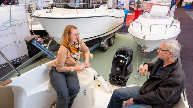 Sportboot-Verkäuferin Saskia Schritt berät auf der Messe potenzielle Kunden. 