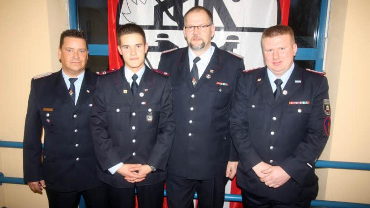 Die Feuerwehr wählte und ehrte ihre Mitglieder (v. l.): Uwe Eberhardt wurde neuer stellvertretender Stadtbrandmeister. David Eberhardt, Lutz Kalkschies-Diezel  und Andy Meschkat wurden mit der silbernen Ehrennadel für ihre Verdienste ausgezeichnet.  